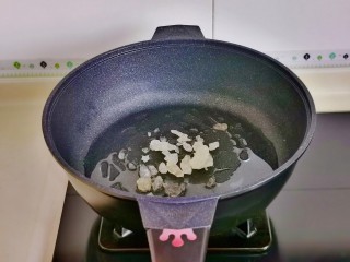 酱香排骨,起油锅，加入冰糖小火炒化至褐色。