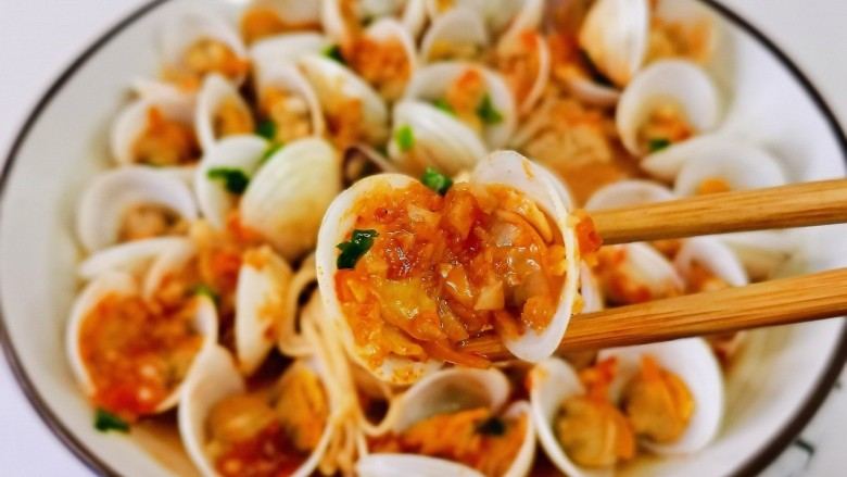 葱油花蛤,金针菇特别入味儿，蛤蜊蒜香浓郁。
