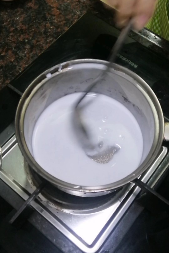 椰香西米布丁,煮至白砂糖溶解