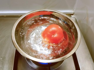 家常挂面,番茄放到开水里汆烫，易于剥皮。