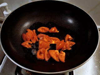 家常挂面,起油锅放入食用油，油热后放入番茄块翻炒。