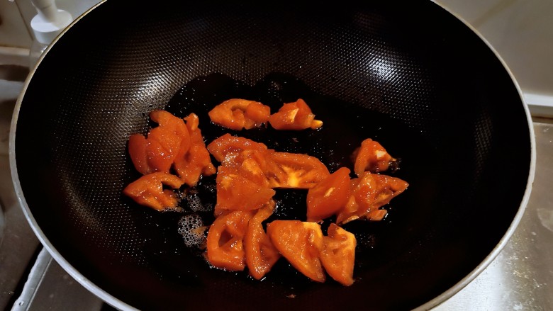 家常挂面,起油锅放入食用油，油热后放入番茄块翻炒。
