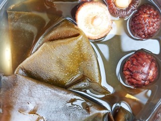 鲜上加鲜——奇妙的味觉之旅,五朵干香菇，一片干海带热水泡发一下