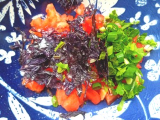 家常挂面,取碗放入番茄，紫菜，香葱香菜碎