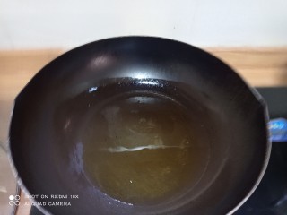肥牛金针菇卷,锅内放入少许色拉油