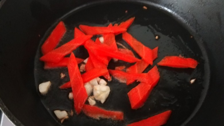 蚝油油麦菜,倒入胡萝卜。