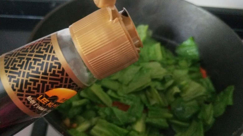 蚝油油麦菜,倒入适量耗油炒均匀。