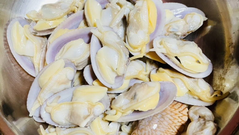 凉拌花蛤,花蛤去掉一半的壳，为了家人，就麻烦些把壳去掉，这样吃起来方便些。