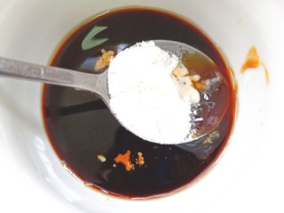 肥牛金针菇卷,加入白糖，淀粉，盐，味精