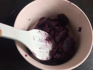 糯米紫薯糕,蒸好的紫薯装在大碗里，蒸熟后颜色好深😋