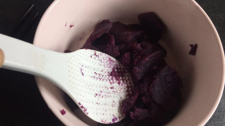 糯米紫薯糕,蒸好的紫薯装在大碗里，蒸熟后颜色好深😋