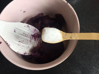 糯米紫薯糕,加一勺白糖，不喜欢的也可以不加，紫薯本身也带点甜味