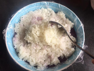 糯米紫薯糕,再铺上一层糯米饭，同样要压实