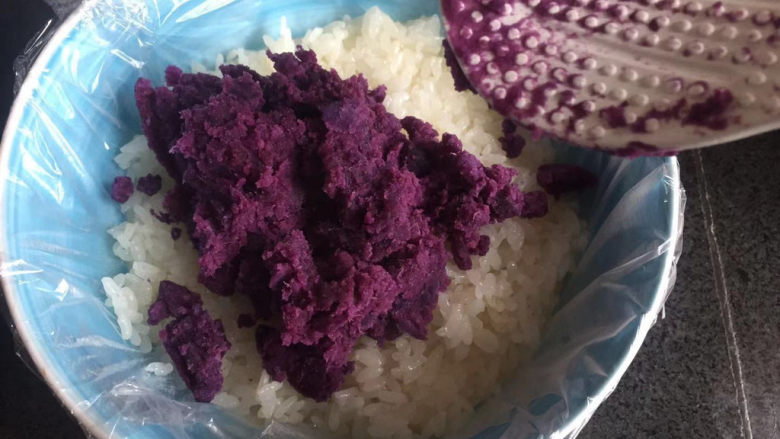 糯米紫薯糕,将紫薯铺上