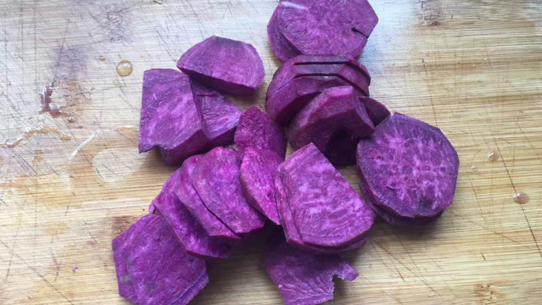 糯米紫薯糕,切成薄片