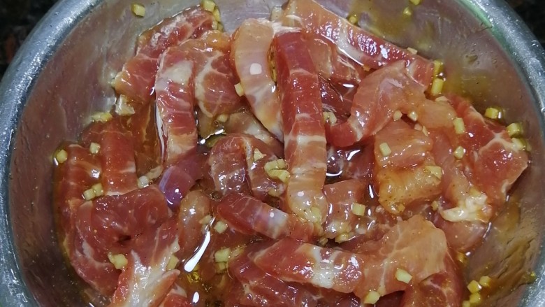 鸡枞菌炒肉,最后加入油，拌匀，腌20分钟