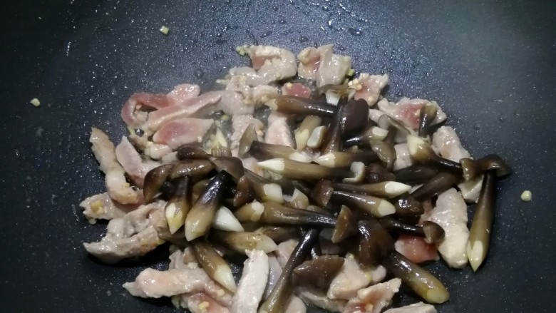 鸡枞菌炒肉,炒至瘦肉变色，加入鸡枞菌同炒