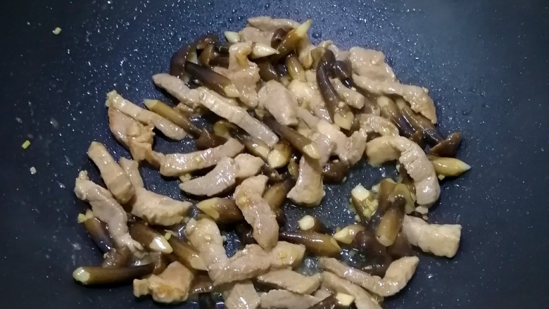 鸡枞菌炒肉,炒匀