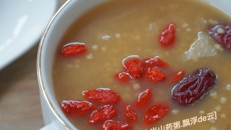 小米山药红枣粥～秋季养颜粥,补血，养胃，养颜。