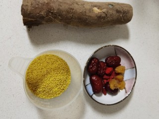 小米山药红枣粥～秋季养颜粥,准备食材，红枣枸杞洗净备用。
