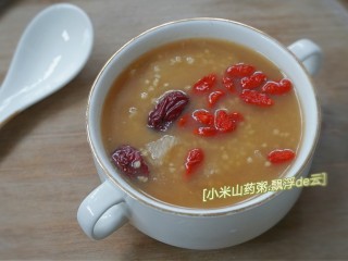 小米山药红枣粥～秋季养颜粥,出锅前放入枸杞，加入适量的红糖即可。