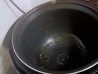 酱香排骨,电压力锅里放入少许油