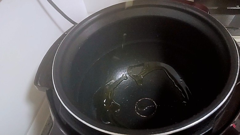 酱香排骨,电压力锅里放入少许油
