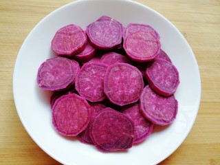 糯米紫薯糕,紫薯去皮洗干净切成片，隔水蒸熟。 