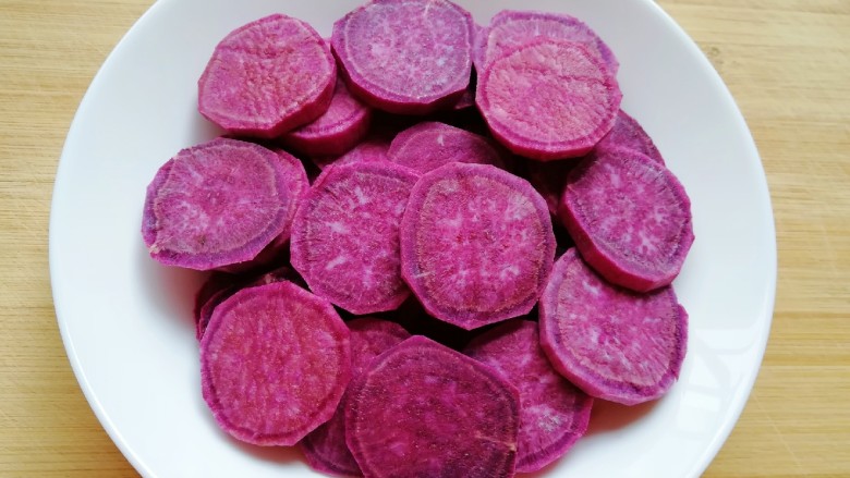 糯米紫薯糕,<a style='color:red;display:inline-block;' href='/shicai/ 2643'>紫薯</a>去皮洗干净切成片，隔水蒸熟。 