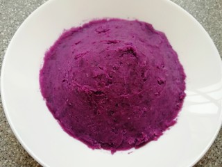 糯米紫薯糕,用勺子搅拌压成紫薯泥，晾凉备用。 