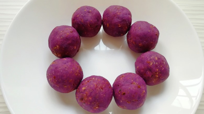 糯米紫薯糕,分成25g一个搓圆备用。 