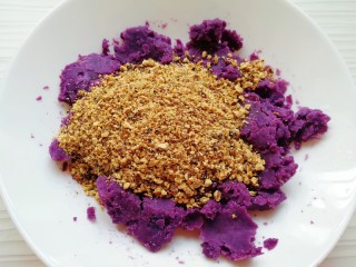 糯米紫薯糕,准备好的紫薯泥取170g，将碧根果碎末加入到紫薯泥里面搅拌均匀。 