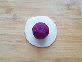 糯米紫薯糕,放上碧根果紫薯馅。 