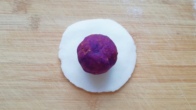 糯米紫薯糕,放上碧根果紫薯馅。 
