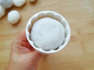 糯米紫薯糕,面团上滚上一层干粉，放入月饼模具里面。 