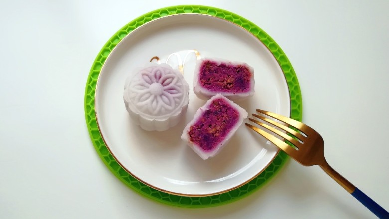 糯米紫薯糕,切开看看里面，美味看得见。 