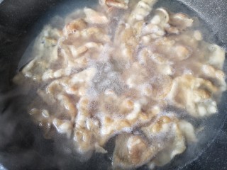 肥牛金针菇卷,待肥牛卷全部下入锅中，水再次煮开后即可。