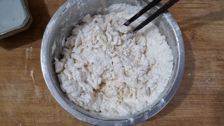 梅干菜肉饼,用筷子搅拌成雪花状。