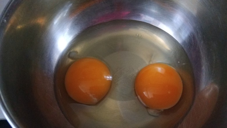 肉馅鸡蛋卷,鸡蛋打入盆中搅拌均匀。