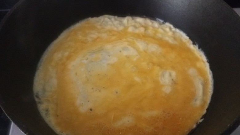 肉馅鸡蛋卷,平底锅倒油烧热倒入蛋液摇晃一下摊鸡蛋饼。