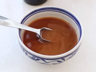 肥牛金针菇卷,取一个小碗中加入2勺味极鲜酱油、1勺蚝油、1小勺糖、玉米淀粉和清水搅拌均匀成调味汁。