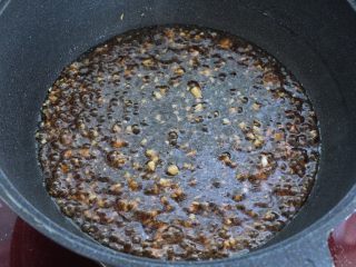 肥牛金针菇卷,另起油锅烧热后放入蒜末炒香，再将调味汁倒进去小火煮至粘稠状态。