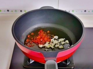 家常挂面,起油锅加入蒜辣椒煸炒出香味。