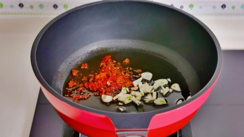 家常挂面,起油锅加入蒜辣椒煸炒出香味。