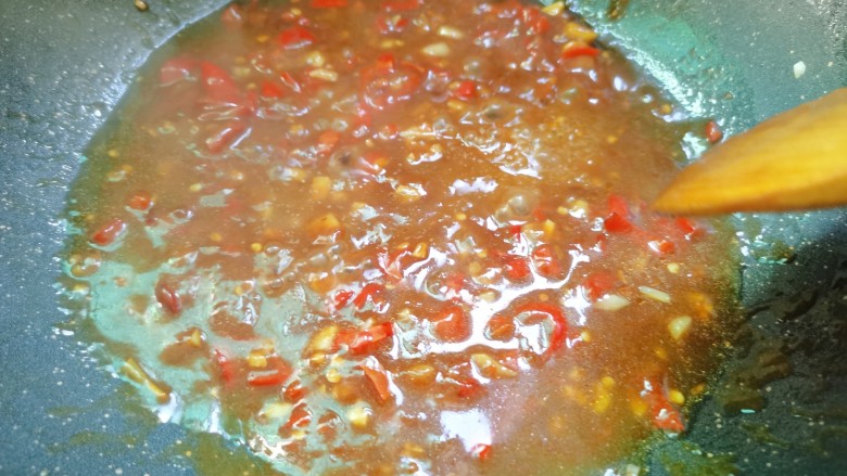 蚝油油麦菜,配料煸香后，调好的酱汁倒入煮至稠稠的