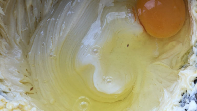 巴斯克·小山进牛奶芝士蛋糕,再加一个鸡蛋打发均匀。