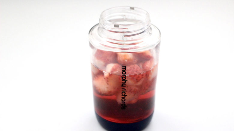草莓蔓越莓气泡饮,加入适量纯净水。