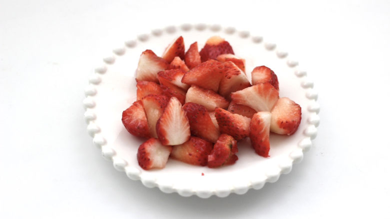 草莓蔓越莓气泡饮,<a style='color:red;display:inline-block;' href='/shicai/ 592'>草莓</a>用淡盐水浸泡后，洗净去蒂切块。