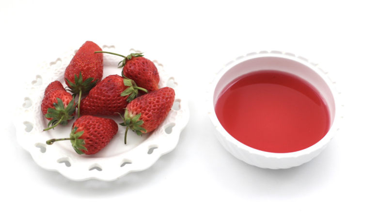 草莓蔓越莓气泡饮,首先备齐所有的食材。