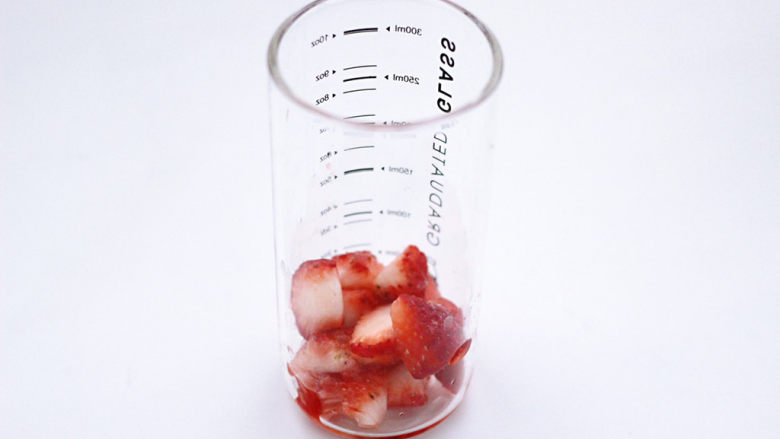 草莓蔓越莓气泡饮,杯底放入少许草莓。